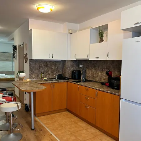 Апартаменти Summer Breeze Ground-floor I Patio & Parking