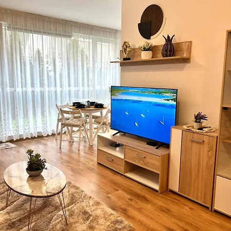 Апартаменти Summer Breeze Ground-floor I Patio & Parking *