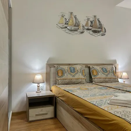 Summer Breeze Ground-floor I Patio & Parking Варна