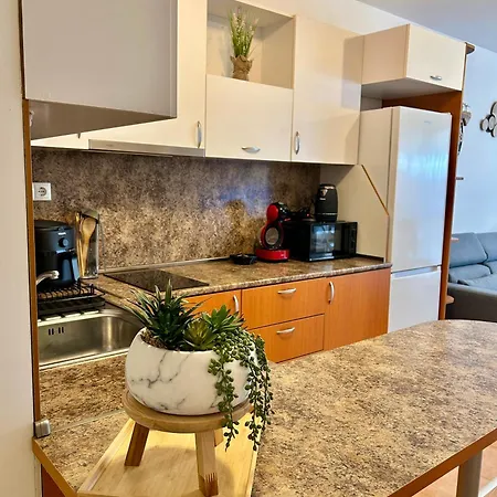 Апартаменти Summer Breeze Ground-floor I Patio & Parking *
