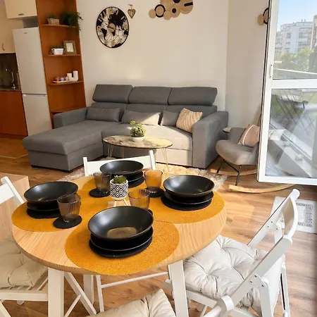 Апартаменти Summer Breeze Ground-floor I Patio & Parking *