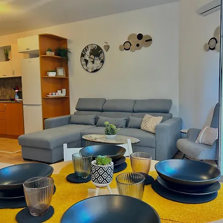 Summer Breeze Ground-floor I Patio & Parking * Варна