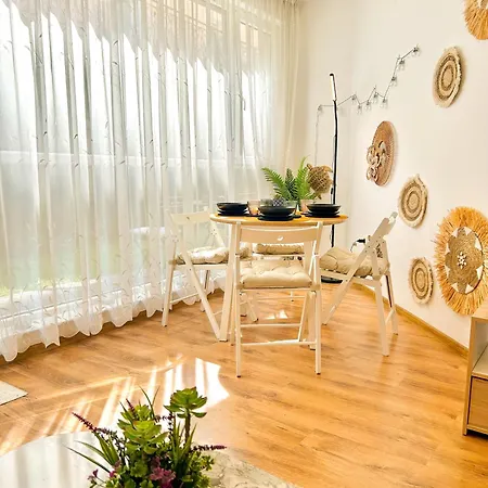 Апартаменти Summer Breeze Ground-floor I Patio & Parking *