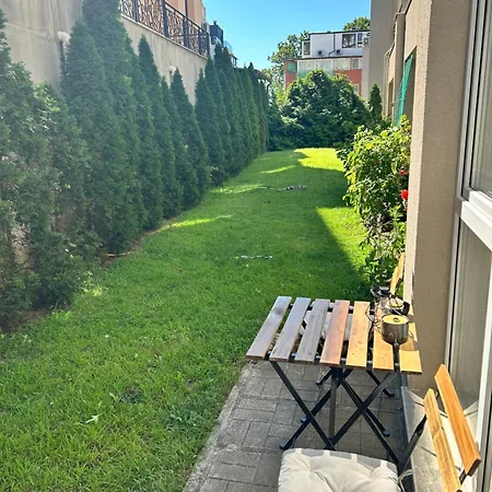 Апартаменти Summer Breeze Ground-floor I Patio & Parking