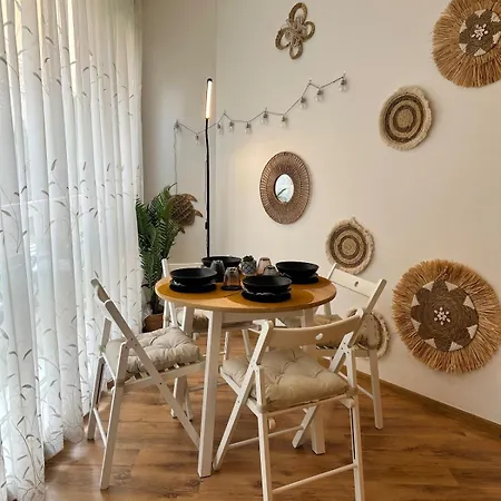 Апартаменти Summer Breeze Ground-floor I Patio & Parking *